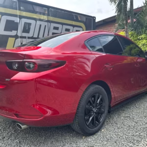 otra cara del mazda 3 sedan